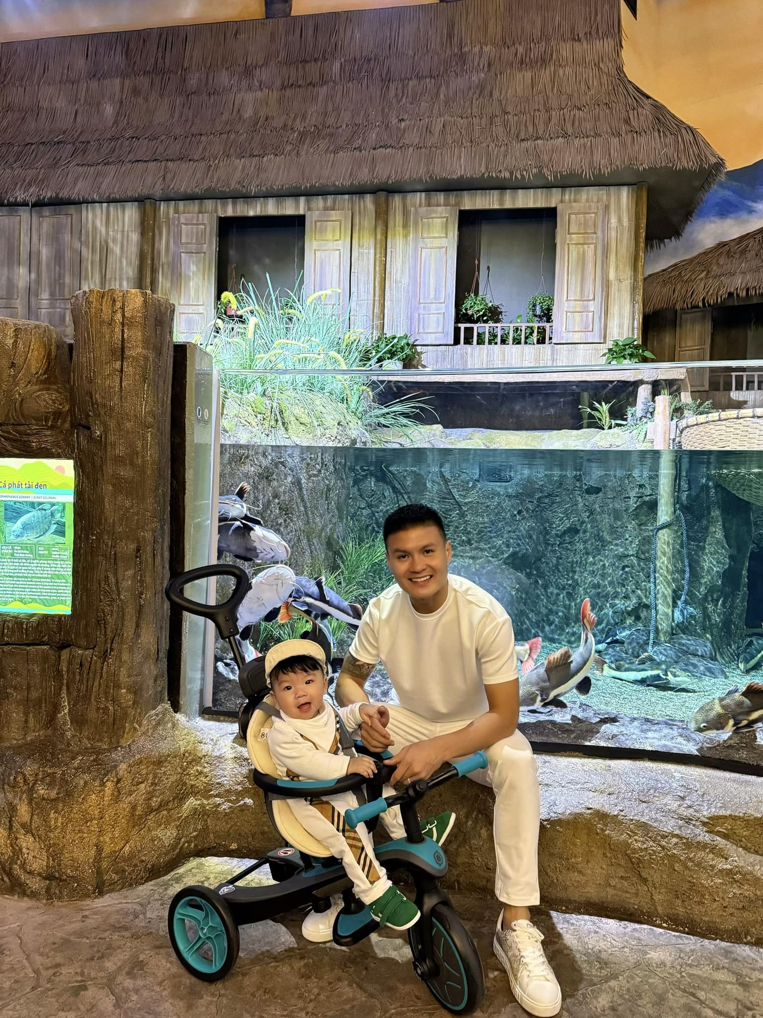 Quang Hải hoá ông bố bỉm sữa tất bật đưa con trai đi chơi để Chu Thanh Huyền làm một điều này- Ảnh 1. Quang Hải hoá ông bố bỉm sữa tất bật đưa con trai đi chơi để Chu Thanh Huyền làm một điều này- Ảnh 1.